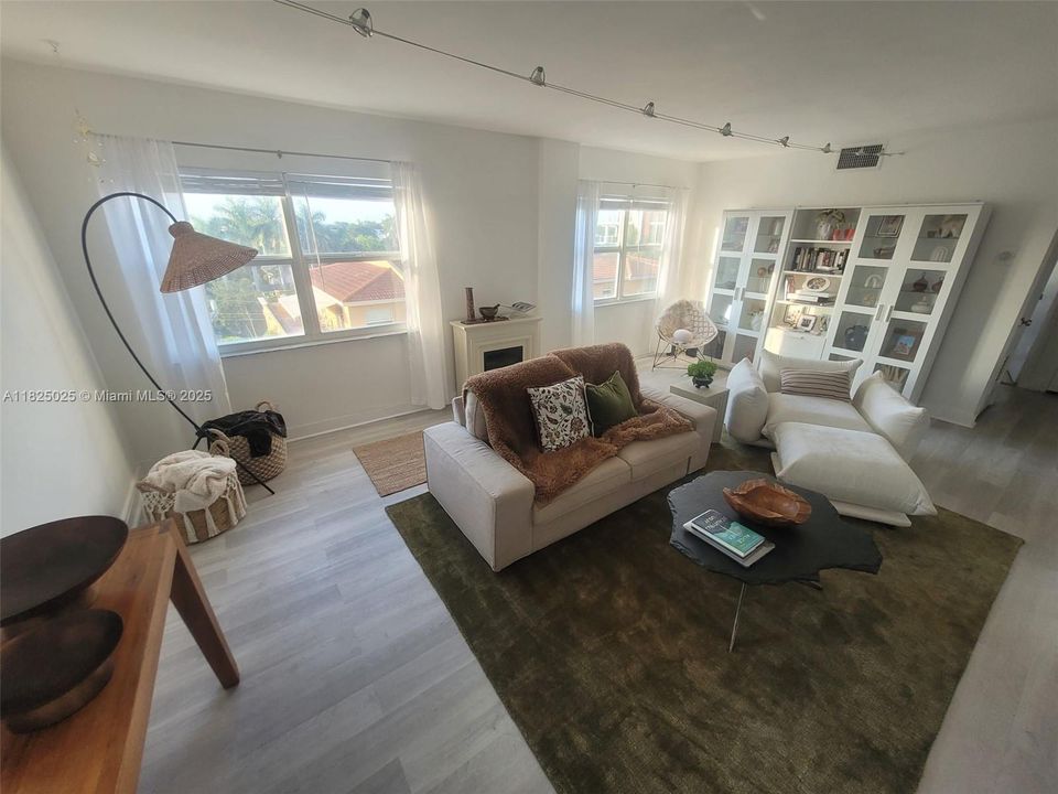 For Sale: $290,000 (2 beds, 1 baths, 970 Square Feet)