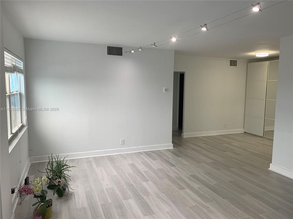 For Sale: $290,000 (2 beds, 1 baths, 970 Square Feet)