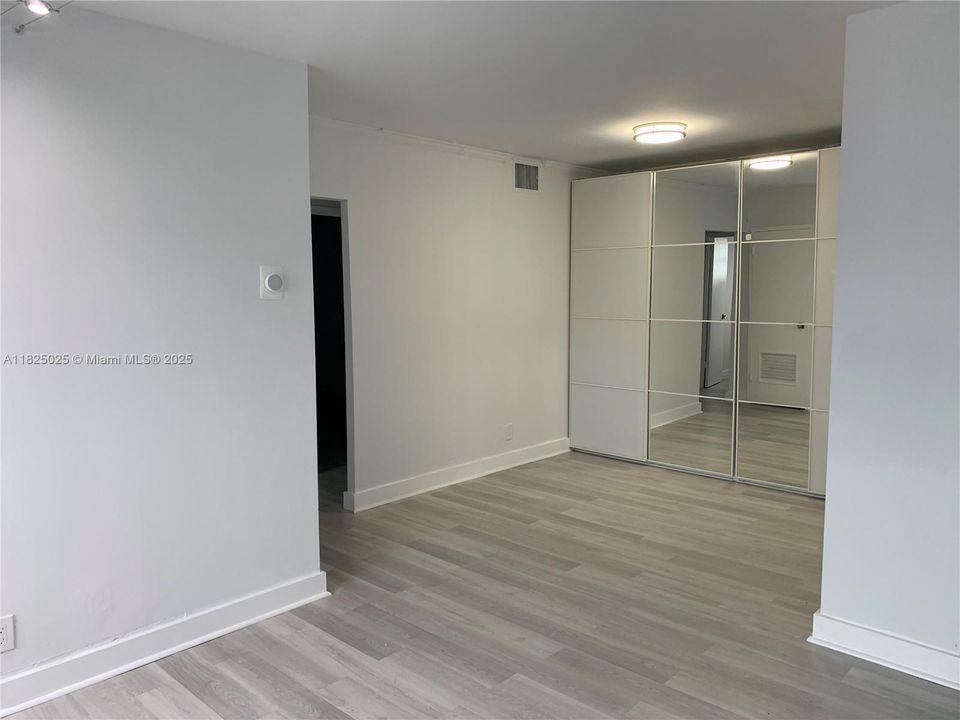 For Sale: $290,000 (2 beds, 1 baths, 970 Square Feet)