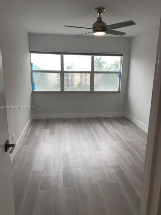 For Sale: $290,000 (2 beds, 1 baths, 970 Square Feet)