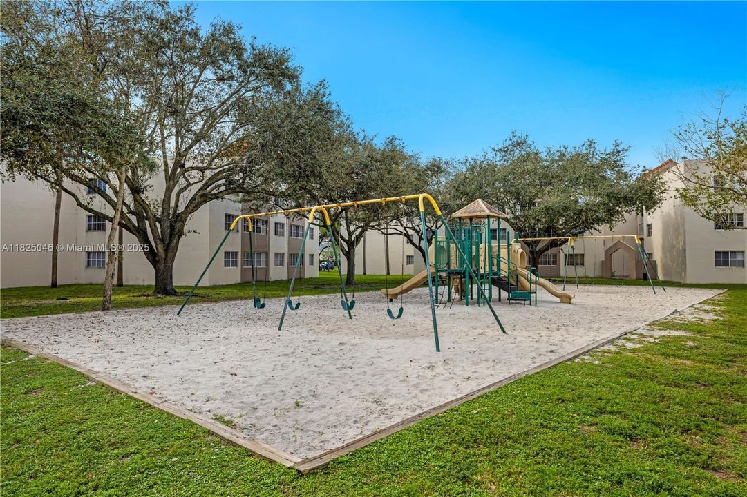 Activo con contrato: $254,500 (2 camas, 2 baños, 1004 Pies cuadrados)