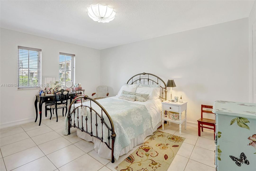 For Sale: $530,000 (2 beds, 2 baths, 1176 Square Feet)