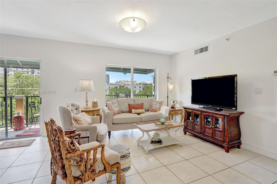 For Sale: $530,000 (2 beds, 2 baths, 1176 Square Feet)