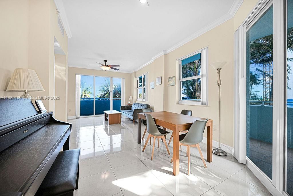 最近售出: $960,000 (3 贝兹, 2 浴室, 1236 平方英尺)