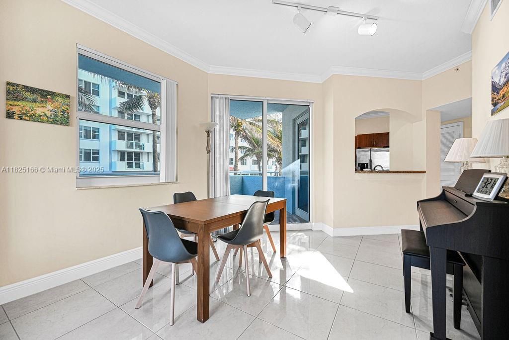 最近售出: $960,000 (3 贝兹, 2 浴室, 1236 平方英尺)