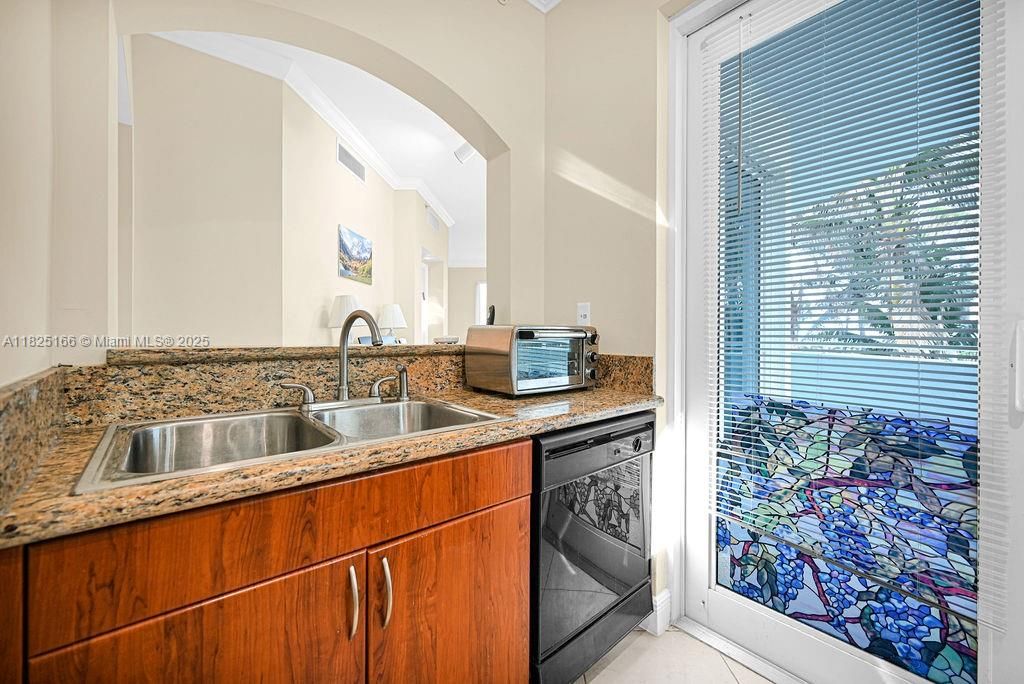 最近售出: $960,000 (3 贝兹, 2 浴室, 1236 平方英尺)