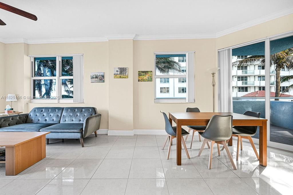 最近售出: $960,000 (3 贝兹, 2 浴室, 1236 平方英尺)