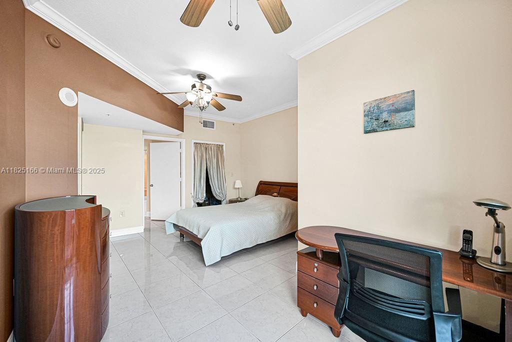 最近售出: $960,000 (3 贝兹, 2 浴室, 1236 平方英尺)