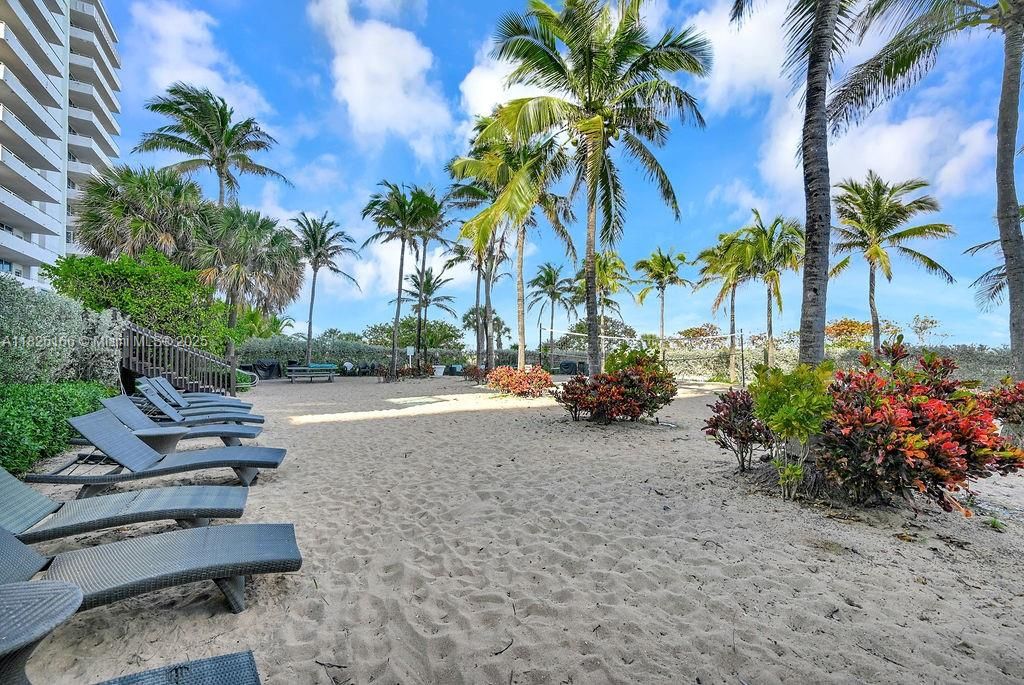 最近售出: $960,000 (3 贝兹, 2 浴室, 1236 平方英尺)