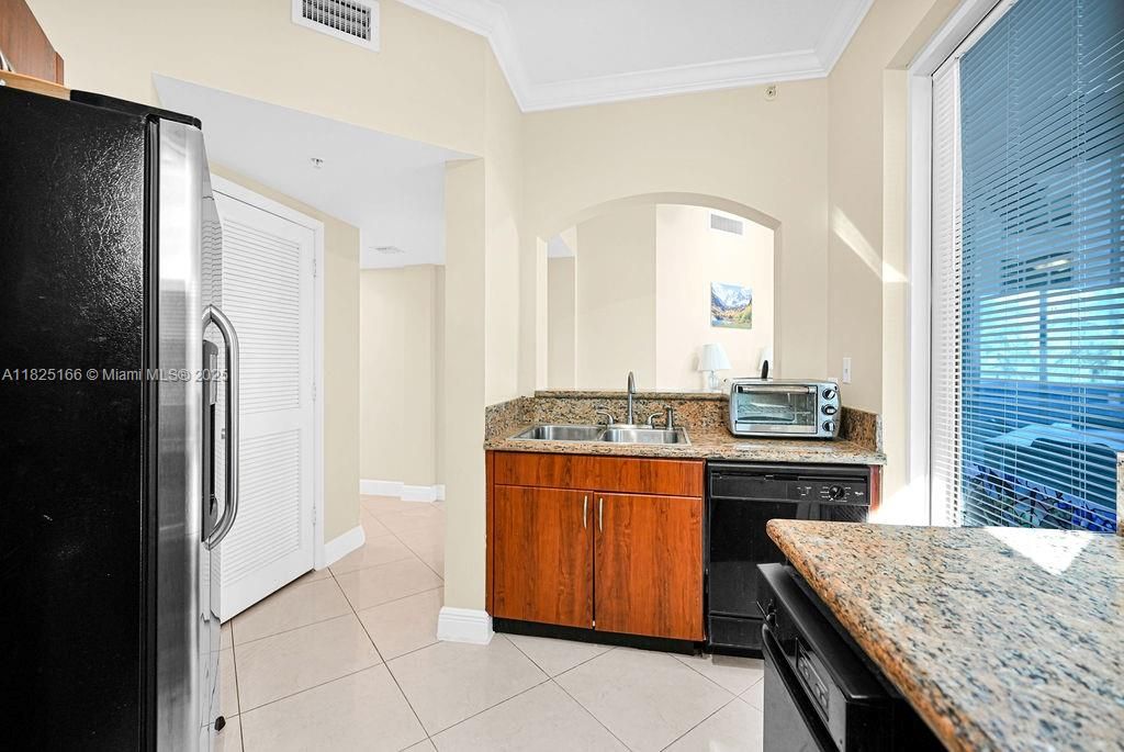 最近售出: $960,000 (3 贝兹, 2 浴室, 1236 平方英尺)