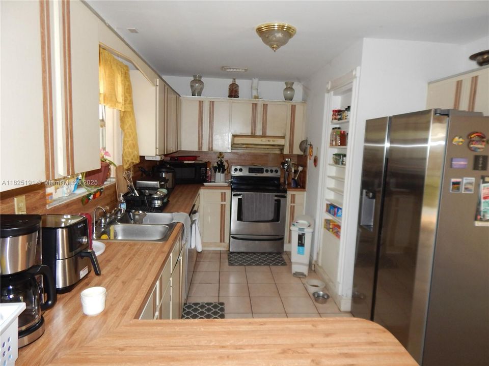 合同活跃: $625,000 (3 贝兹, 2 浴室, 1770 平方英尺)