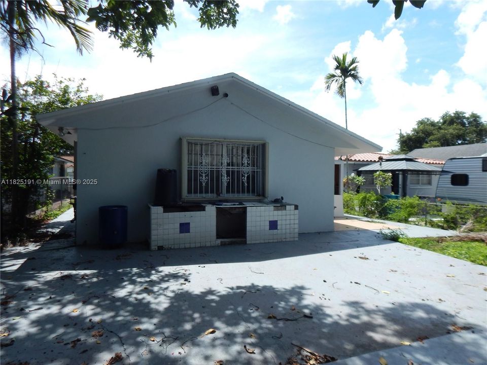 合同活跃: $625,000 (3 贝兹, 2 浴室, 1770 平方英尺)