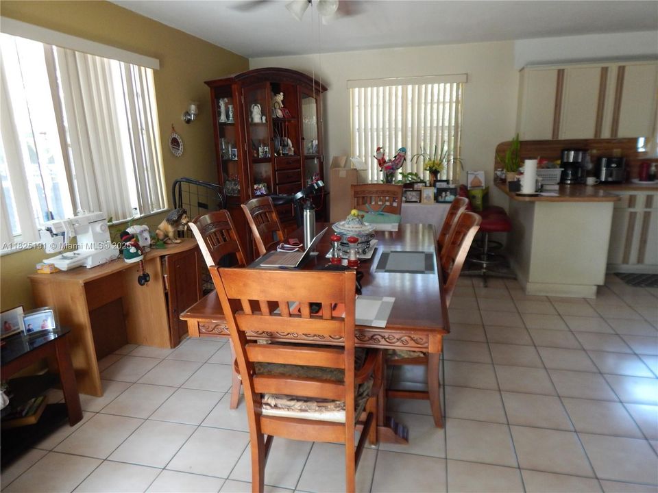 合同活跃: $625,000 (3 贝兹, 2 浴室, 1770 平方英尺)