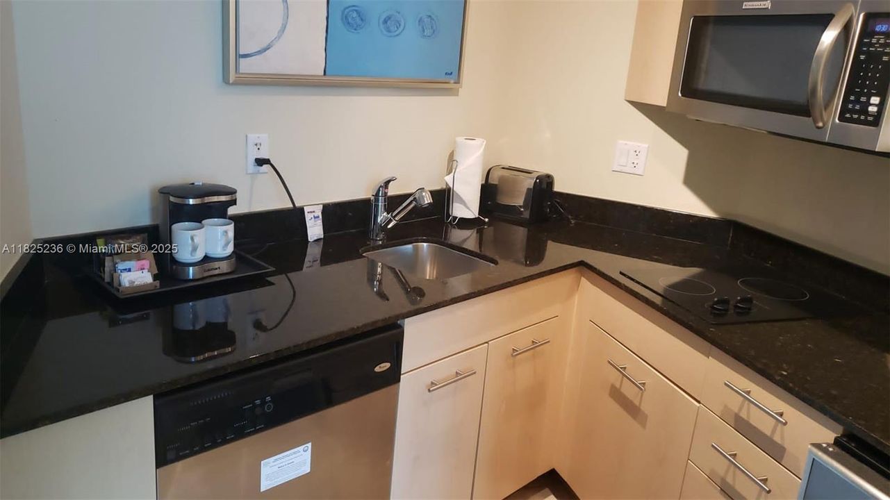 最近售出: $115,000 (1 贝兹, 1 浴室, 341 平方英尺)