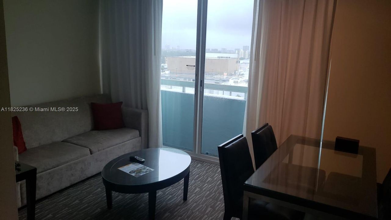 最近售出: $115,000 (1 贝兹, 1 浴室, 341 平方英尺)