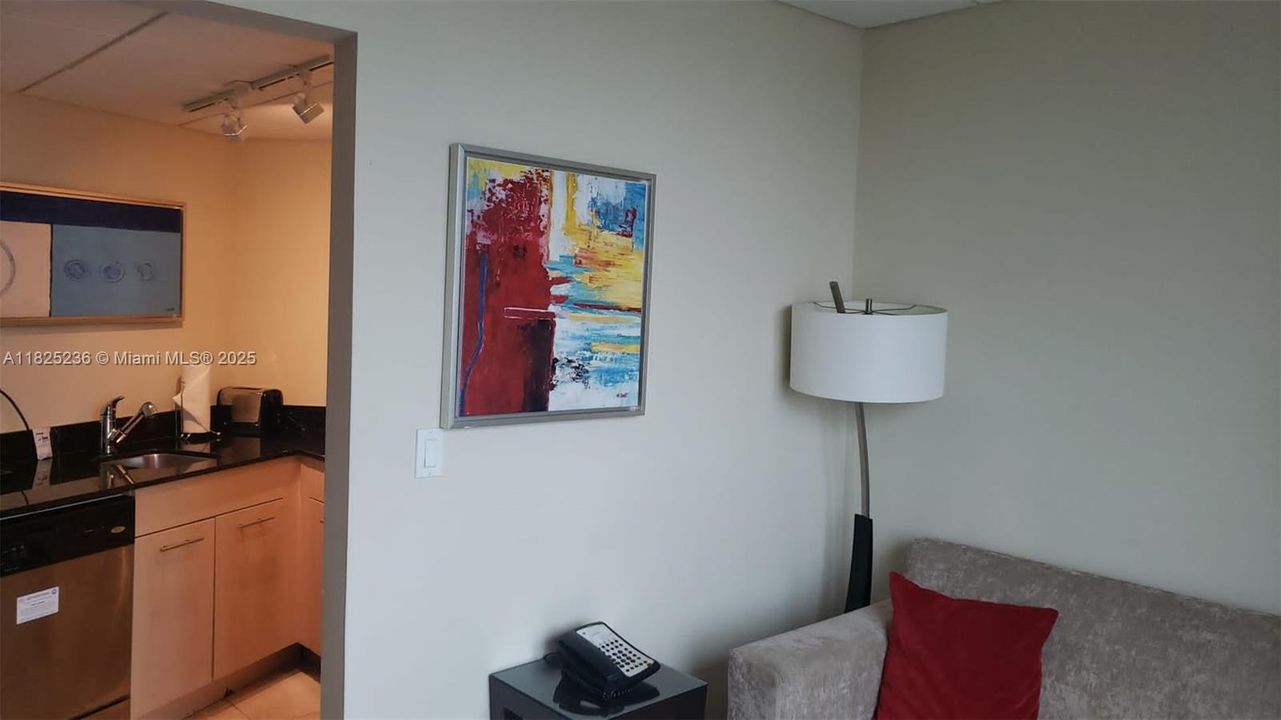 最近售出: $115,000 (1 贝兹, 1 浴室, 341 平方英尺)