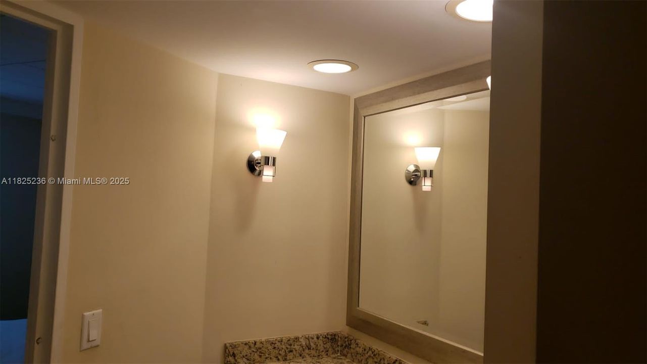 最近售出: $115,000 (1 贝兹, 1 浴室, 341 平方英尺)