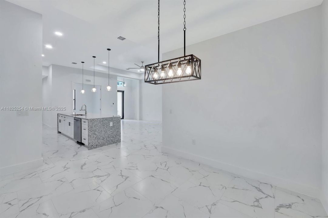 Недавно продано: $354,900 (3 спален, 2 ванн, 1812 Квадратных фут)