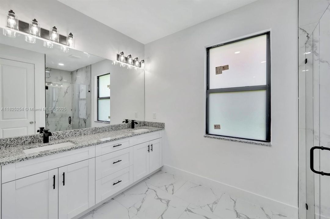 Недавно продано: $354,900 (3 спален, 2 ванн, 1812 Квадратных фут)