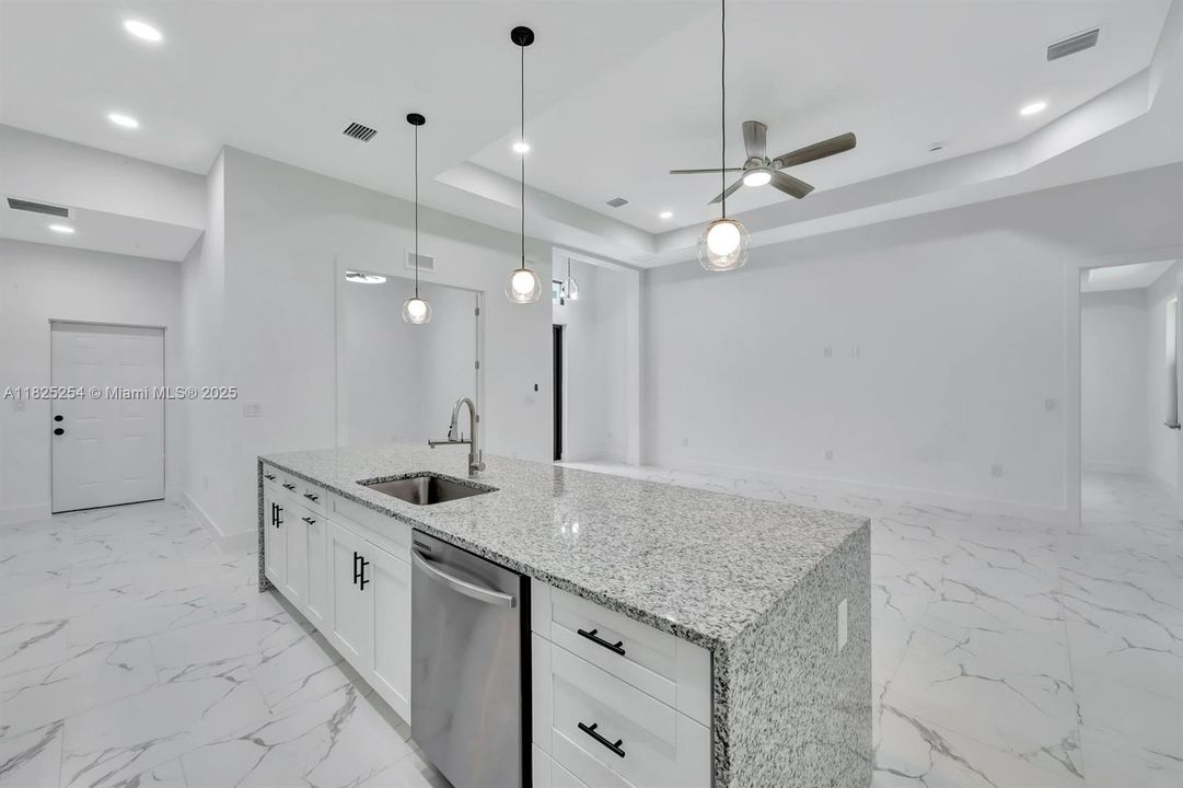 Недавно продано: $354,900 (3 спален, 2 ванн, 1812 Квадратных фут)