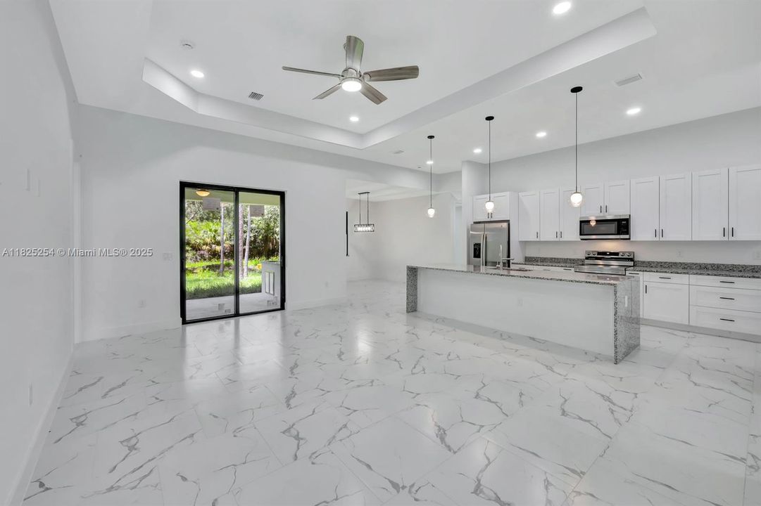 Недавно продано: $354,900 (3 спален, 2 ванн, 1812 Квадратных фут)