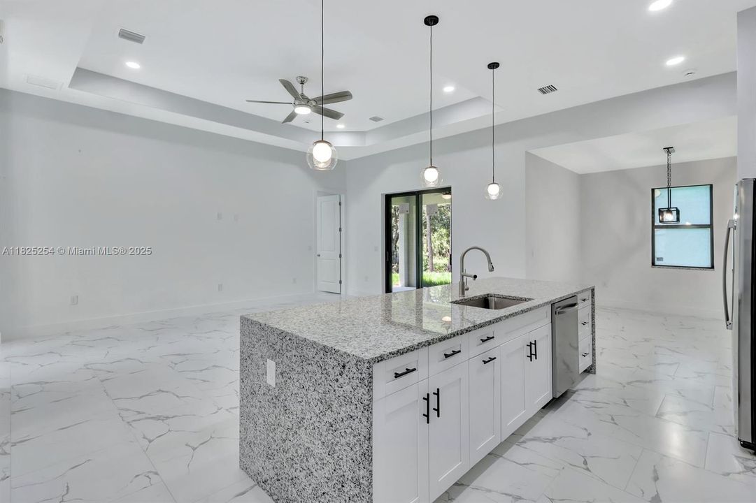 Недавно продано: $354,900 (3 спален, 2 ванн, 1812 Квадратных фут)