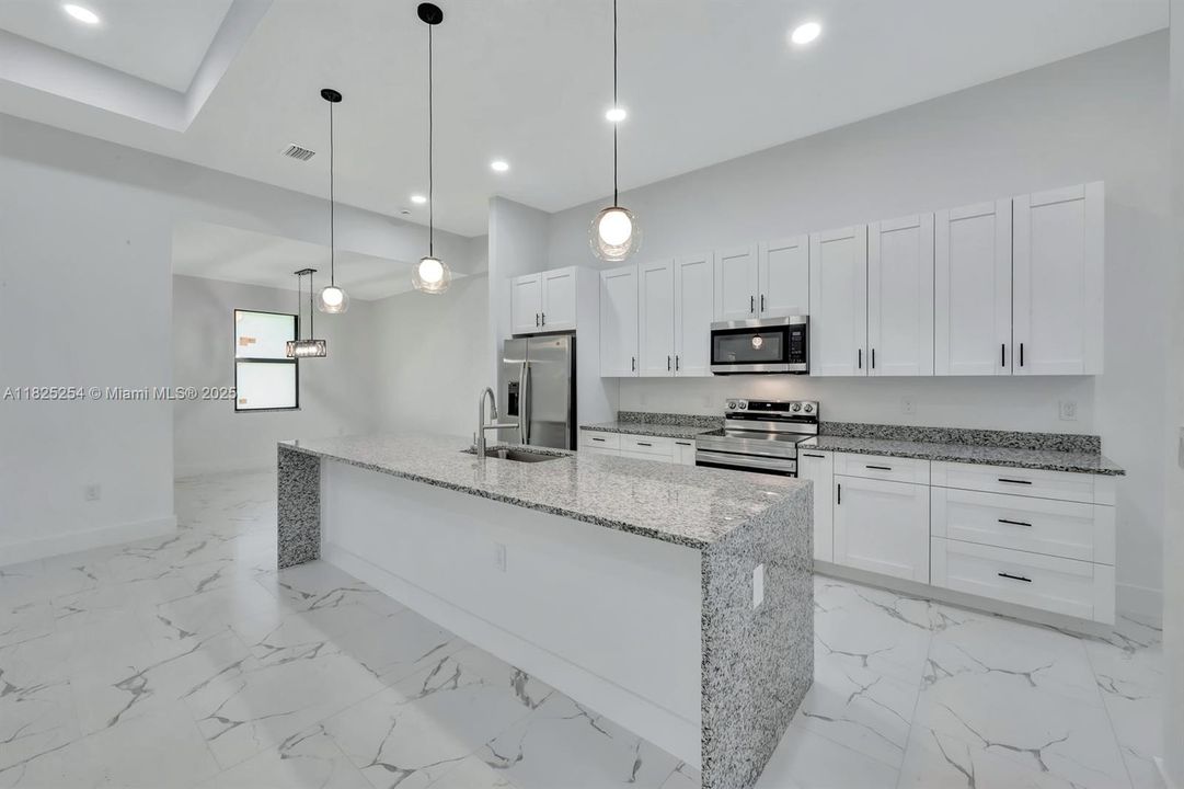 Недавно продано: $354,900 (3 спален, 2 ванн, 1812 Квадратных фут)