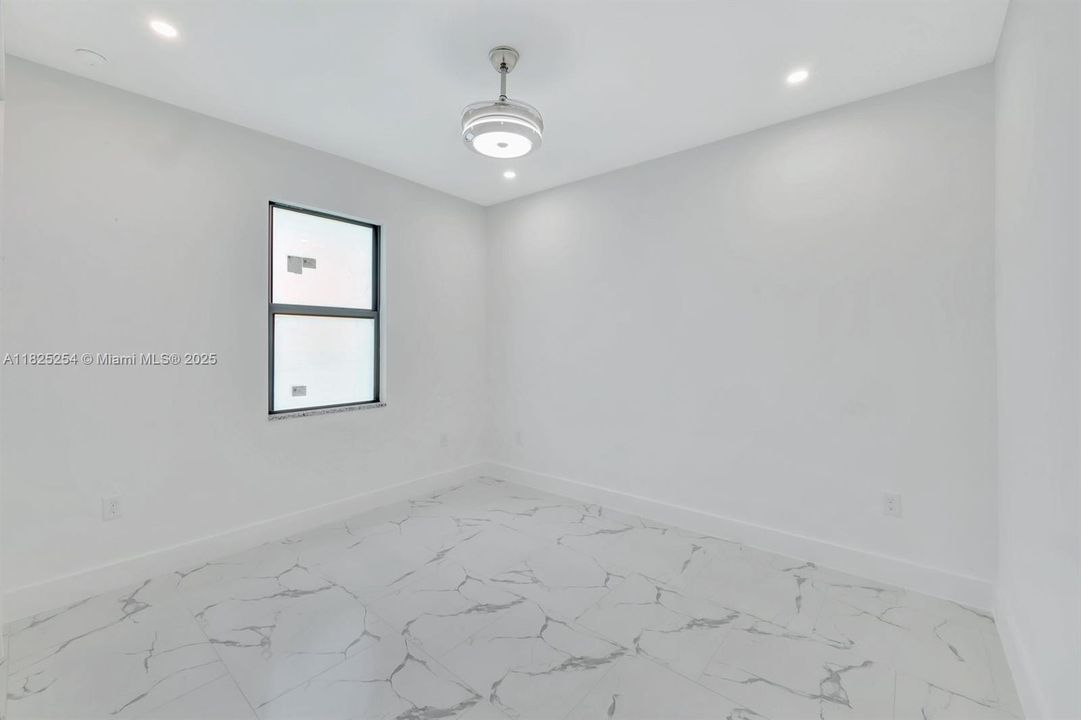 Недавно продано: $354,900 (3 спален, 2 ванн, 1812 Квадратных фут)