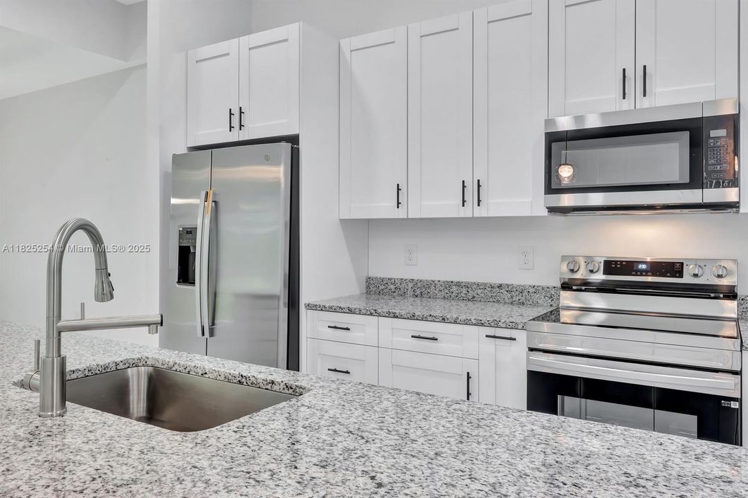 Недавно продано: $354,900 (3 спален, 2 ванн, 1812 Квадратных фут)