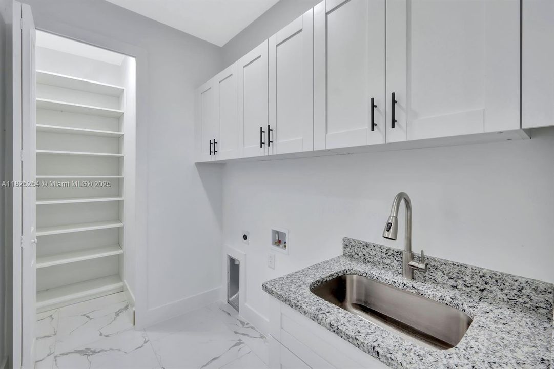 Недавно продано: $354,900 (3 спален, 2 ванн, 1812 Квадратных фут)