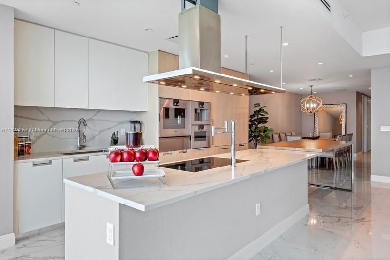 Active With Contract: $5,300,000 (3 beds, 3 baths, 2475 Square Feet)