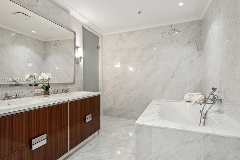 Active With Contract: $5,300,000 (3 beds, 3 baths, 2475 Square Feet)