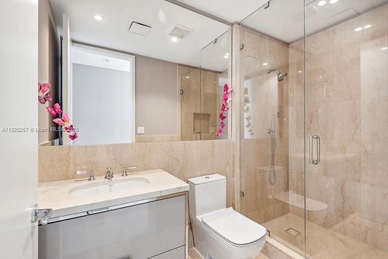 Active With Contract: $5,300,000 (3 beds, 3 baths, 2475 Square Feet)