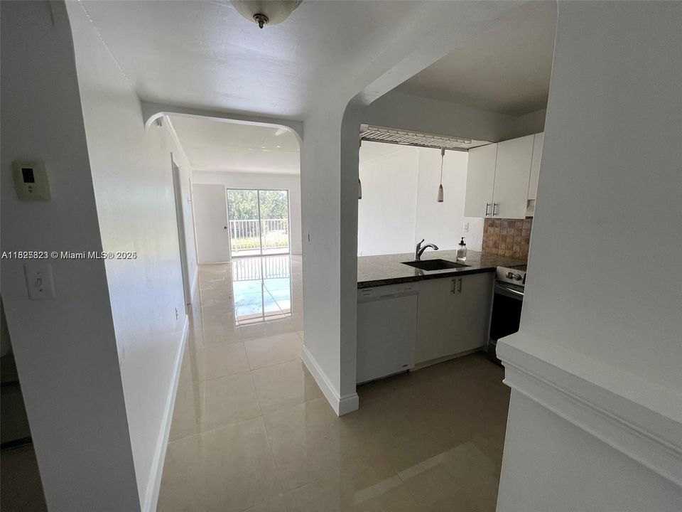 For Sale: $149,000 (1 beds, 1 baths, 658 Square Feet)