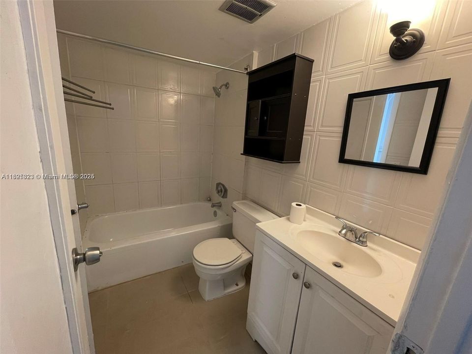 For Sale: $149,000 (1 beds, 1 baths, 658 Square Feet)