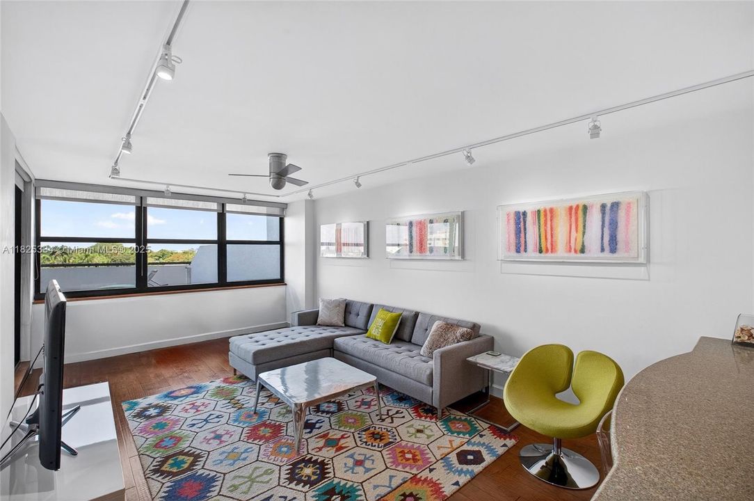 最近售出: $595,000 (2 贝兹, 2 浴室, 890 平方英尺)