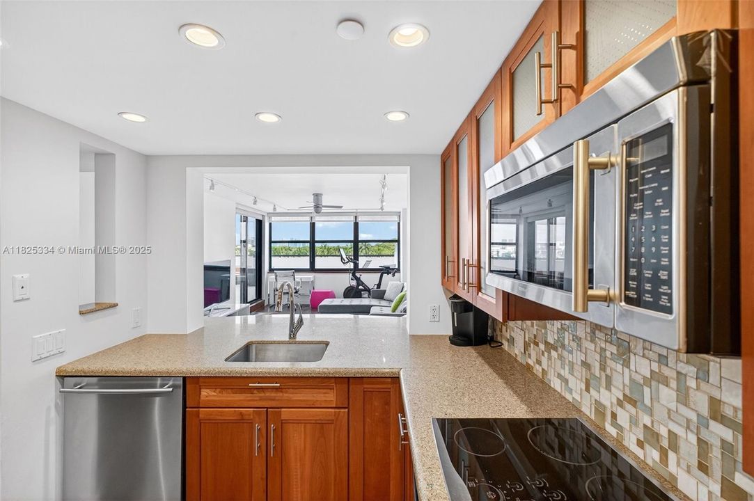 最近售出: $595,000 (2 贝兹, 2 浴室, 890 平方英尺)