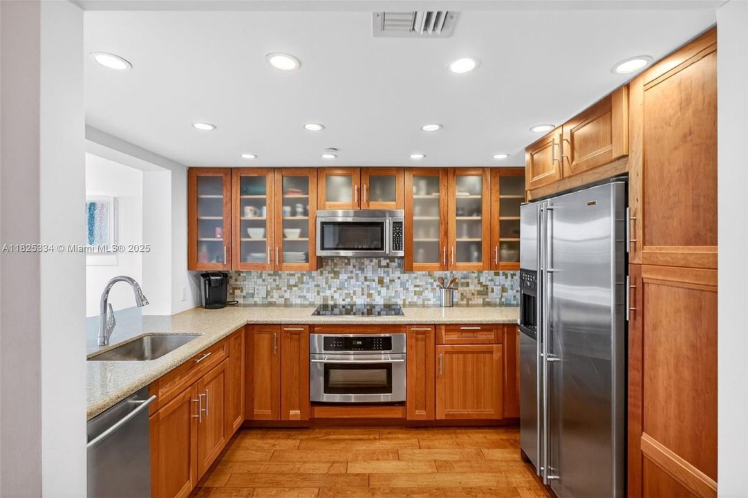 最近售出: $595,000 (2 贝兹, 2 浴室, 890 平方英尺)