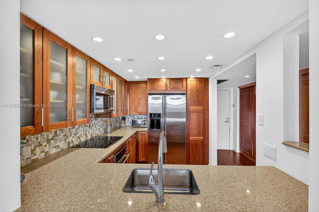 最近售出: $595,000 (2 贝兹, 2 浴室, 890 平方英尺)