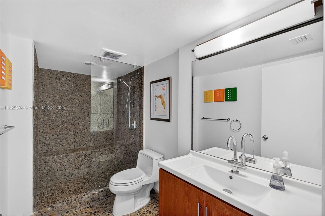 最近售出: $595,000 (2 贝兹, 2 浴室, 890 平方英尺)