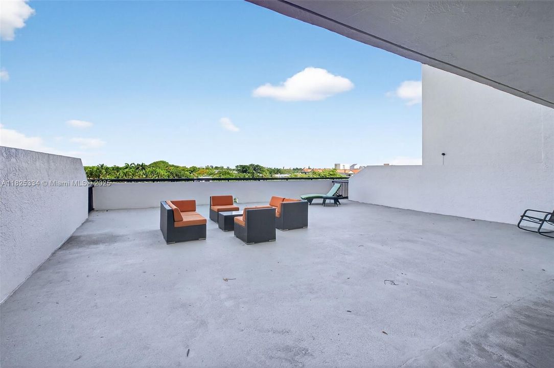 最近售出: $595,000 (2 贝兹, 2 浴室, 890 平方英尺)