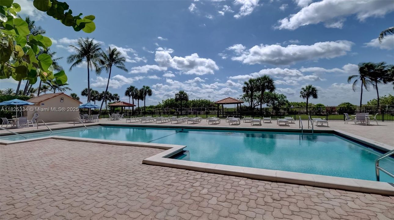 最近售出: $595,000 (2 贝兹, 2 浴室, 890 平方英尺)