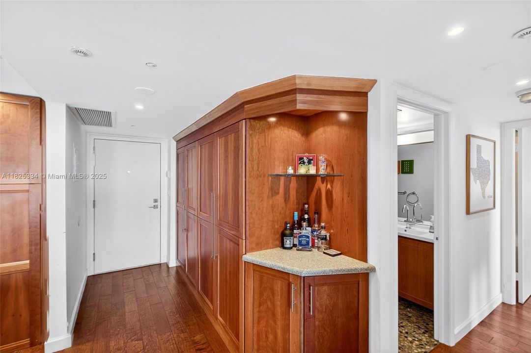 最近售出: $595,000 (2 贝兹, 2 浴室, 890 平方英尺)