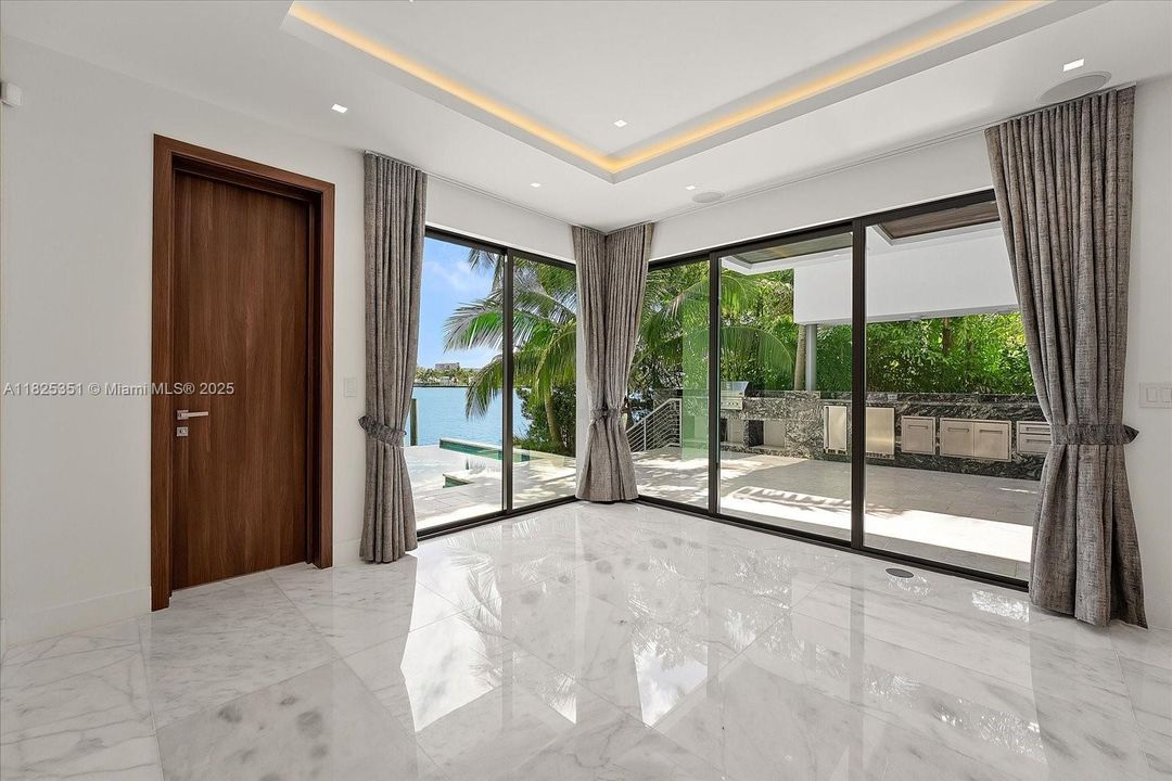 На продажу: $9,995,000 (5 спален, 6 ванн, 3326 Квадратных фут)