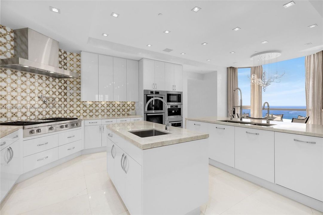 Vendido Recientemente: $13,500,000 (4 camas, 5 baños, 9183 Pies cuadrados)