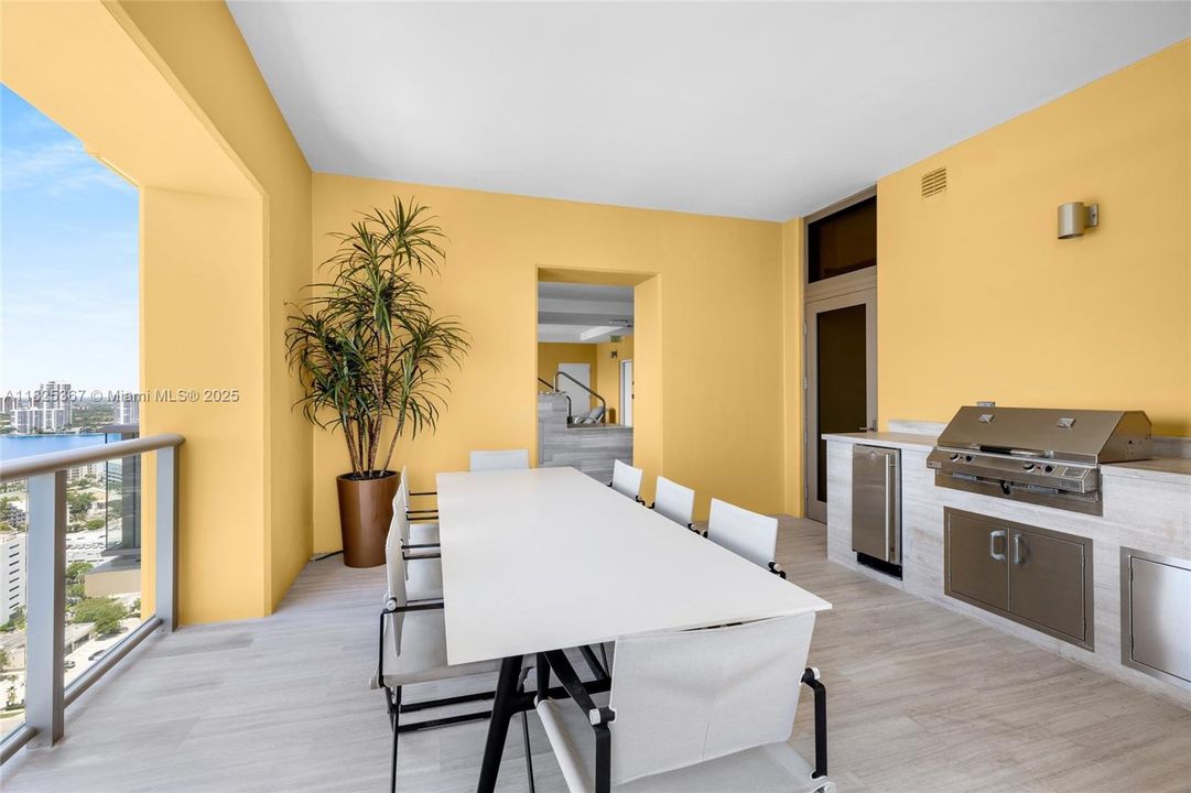 Vendido Recientemente: $13,500,000 (4 camas, 5 baños, 9183 Pies cuadrados)