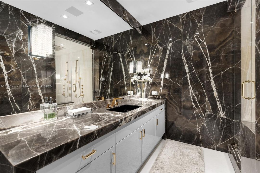 Vendido Recientemente: $13,500,000 (4 camas, 5 baños, 9183 Pies cuadrados)