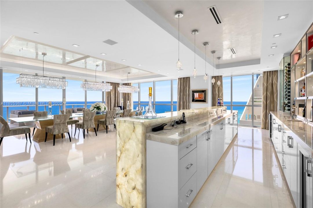 Vendido Recientemente: $13,500,000 (4 camas, 5 baños, 9183 Pies cuadrados)