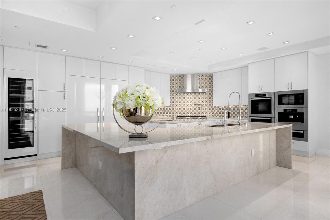 Vendido Recientemente: $13,500,000 (4 camas, 5 baños, 9183 Pies cuadrados)