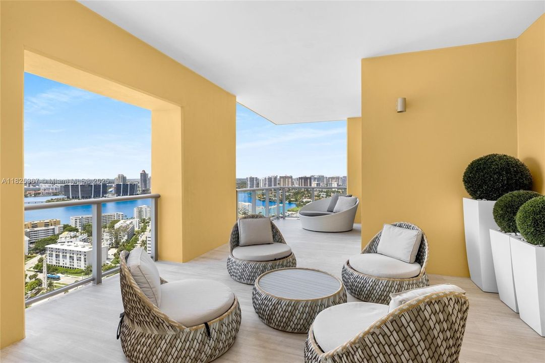 Vendido Recientemente: $13,500,000 (4 camas, 5 baños, 9183 Pies cuadrados)